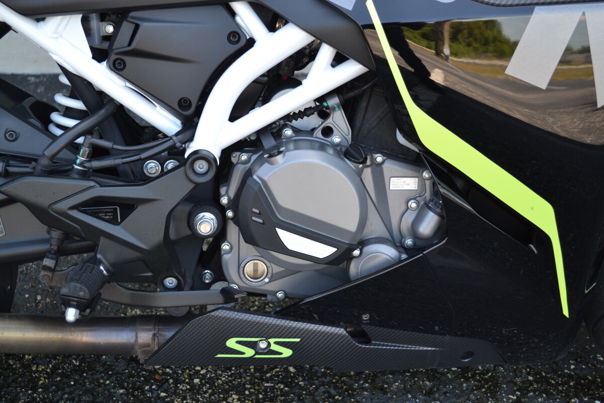 2022 CFMOTO 300 SS Nebula Black, photo 4