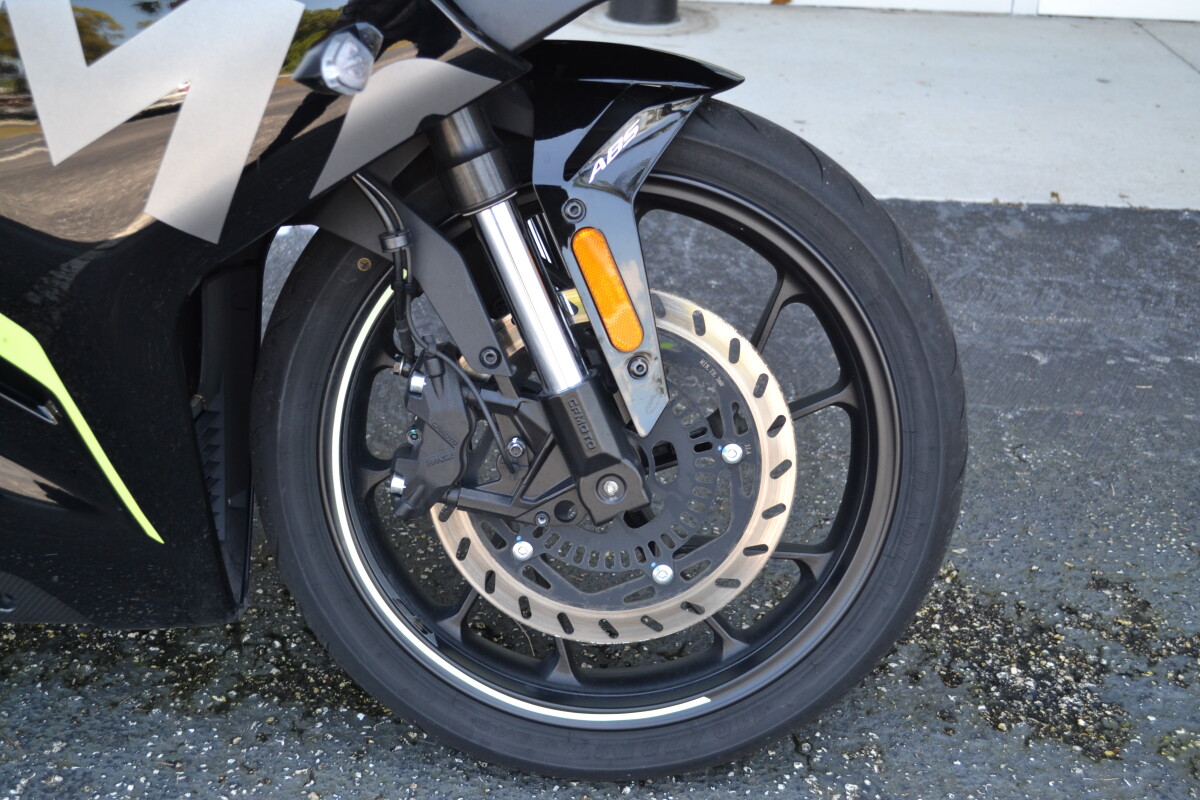 2022 CFMOTO 300 SS Nebula Black, photo 2