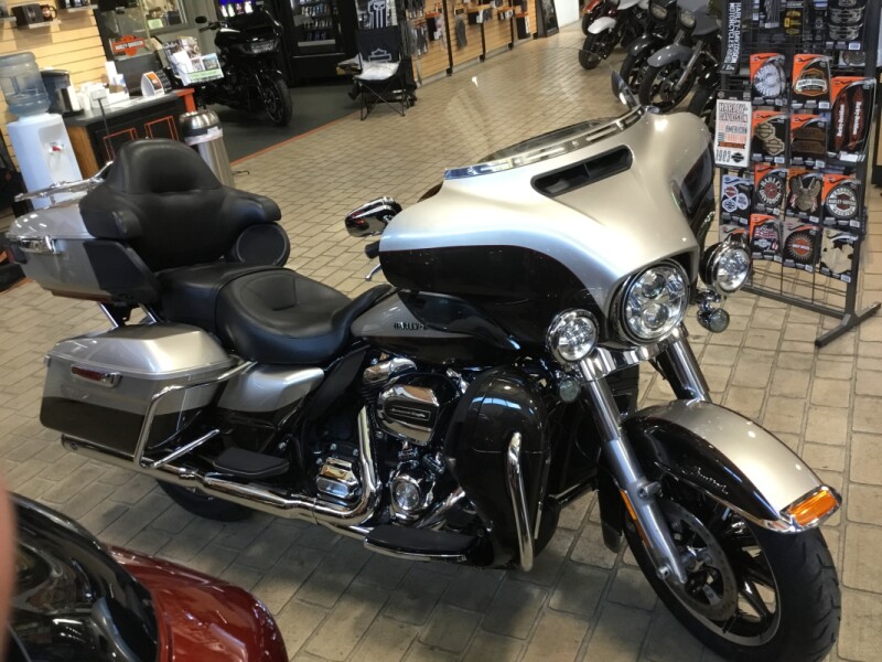 2018 Harley-Davidson® Ultra Limited Silver Fortune/Black Tempest