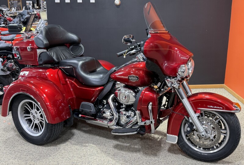 2013 Harley-Davidson® Tri Glide™ Ultra Classic® EMBR RED SUNGLO W/ PINSTRIP