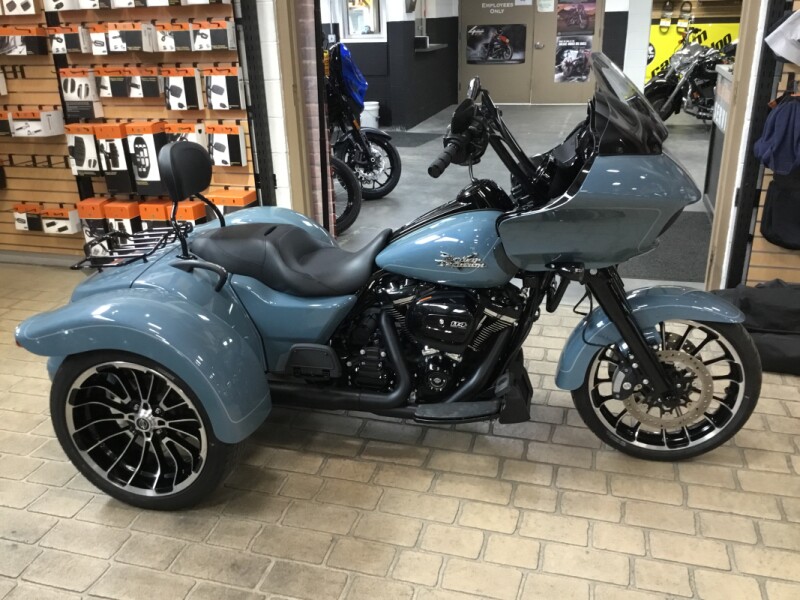 2024 Harley-Davidson® Road Glide® 3 Sharkskin Blue - Black Finish