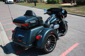 2025 Harley-Davidson® Tri Glide™ Ultra FLHTCUTG thumb 2