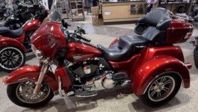 2013 Harley-Davidson® Tri Glide™ Ultra Classic® EMBR RED SUNGLO W/ PINSTRIP thumb 0