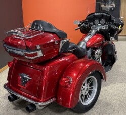 2013 Harley-Davidson® Tri Glide™ Ultra Classic® EMBR RED SUNGLO W/ PINSTRIP thumb 3