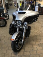 2018 Harley-Davidson® Ultra Limited Silver Fortune/Black Tempest thumb 3