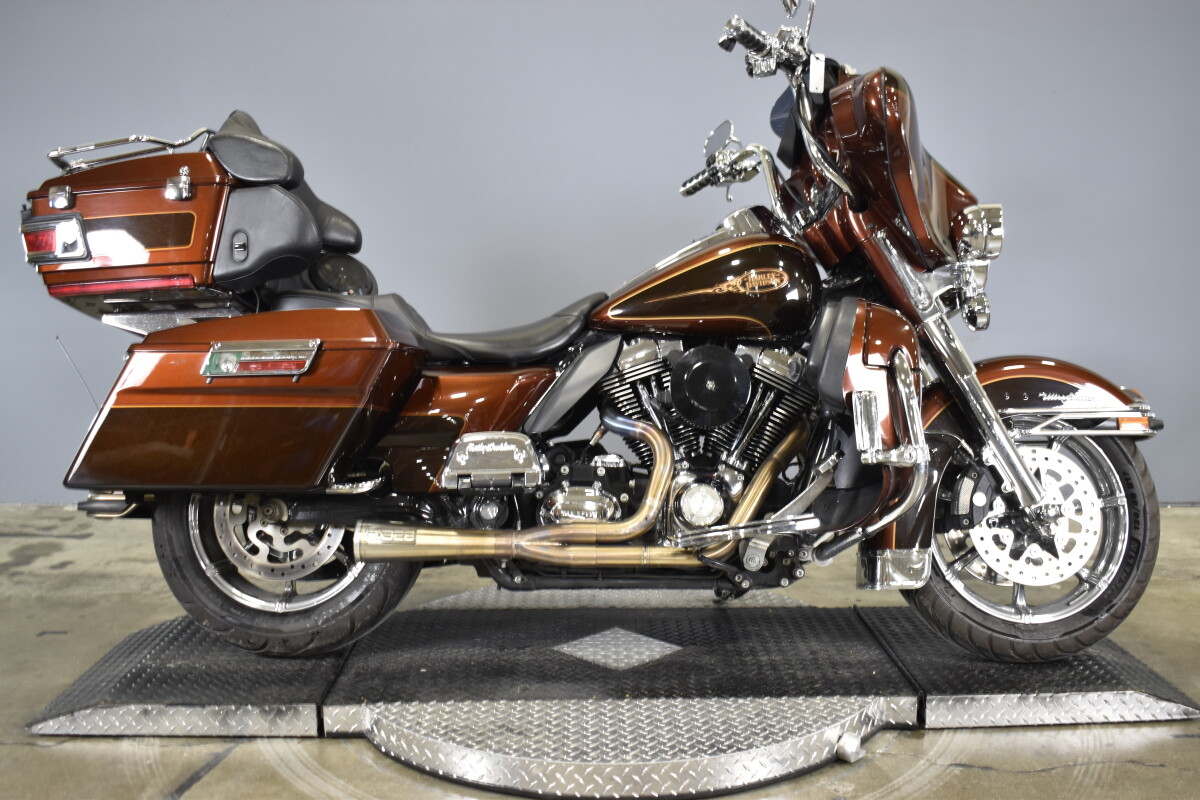 2009 Harley-Davidson® Electra Glide® Ultra Classic® Two-Tone Light