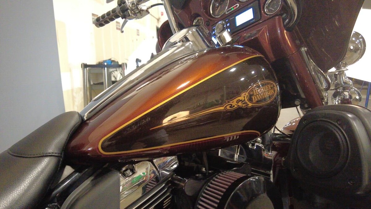 2009 Harley-Davidson® Electra Glide® Ultra Classic® Two-Tone Light