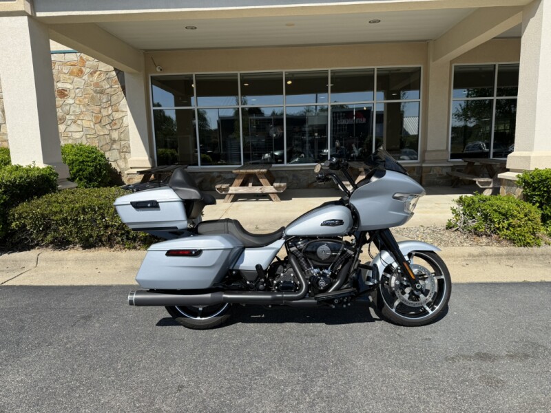 2024 Harley-Davidson® Road Glide® Atlas Silver Metallic - Black Finish