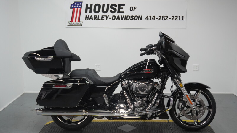 2026 Harley-Davidson® Street Glide® Vivid Black Chrome Trim