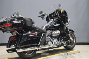 2018 Harley-Davidson® Electra Glide® Ultra Classic® FLHTCU thumb 1