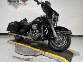 2010 Harley-Davidson® Electra Glide® Ultra Classic® Vivid Black thumb 2