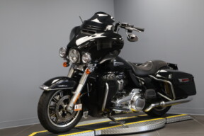 2019 Harley-Davidson® Electra Glide® Ultra Classic® FLHTCU thumb 1
