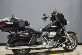 2018 Harley-Davidson® Electra Glide® Ultra Classic® FLHTCU thumb 2