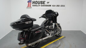 2026 Harley-Davidson® Street Glide® Vivid Black Chrome Trim thumb 3