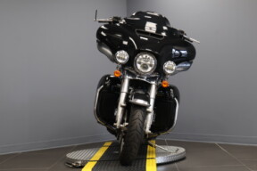 2019 Harley-Davidson® Electra Glide® Ultra Classic® FLHTCU thumb 2