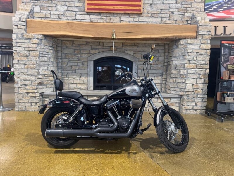 Harley-Davidson® Street Bob® 2016 FXDB BIL SLVR/V BLK W/PINSTRIPE