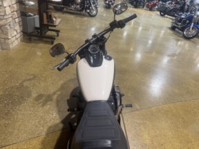 Harley-Davidson® Fat Bob® 114 2022 FXFBS WHITE SAND PRL thumb 1