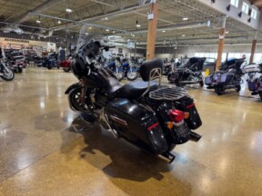 Harley-Davidson® Electra Glide® Standard 2022 FLHT BLK thumb 2