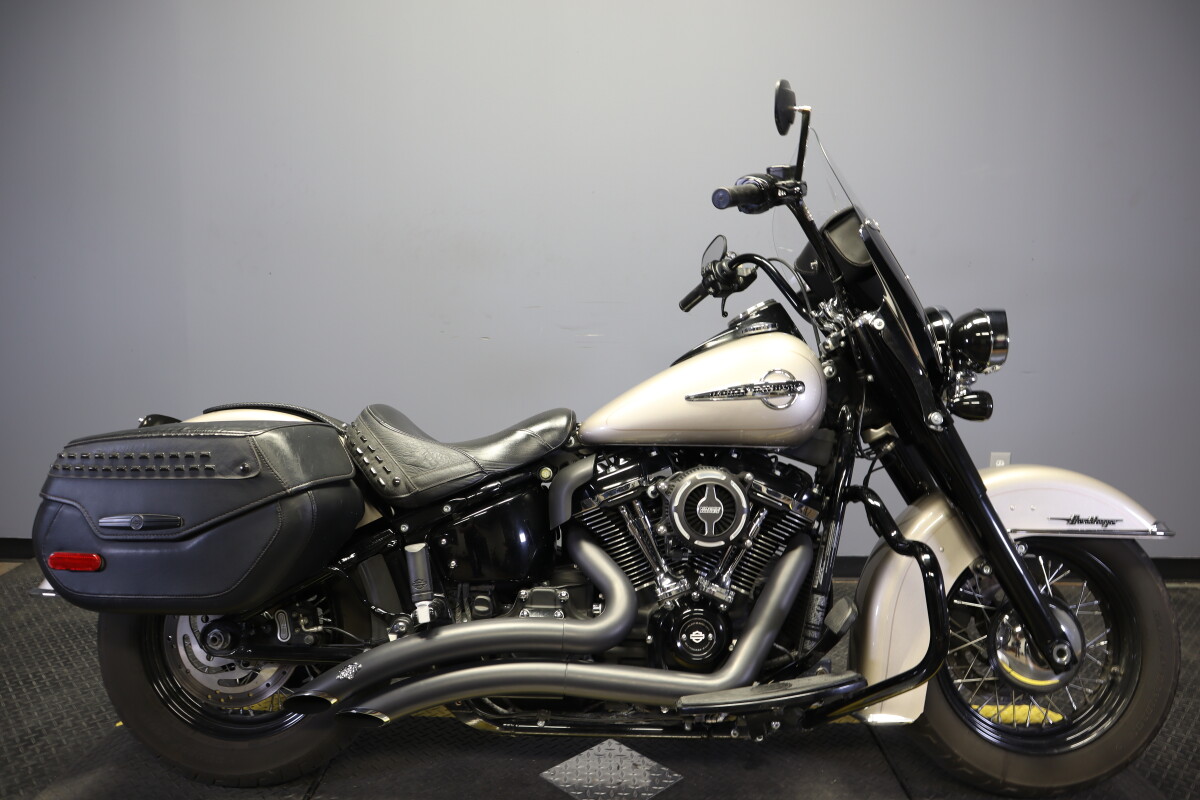 2018 Harley-Davidson® Heritage Classic Silver Fortune | Summit