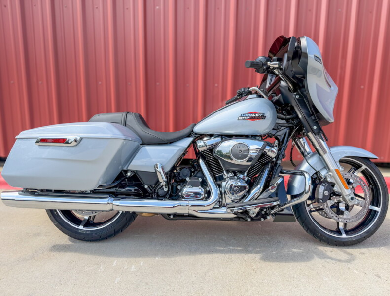 2025 Harley-Davidson<sup>®</sup> Street Glide® Atlas Silver Metallic