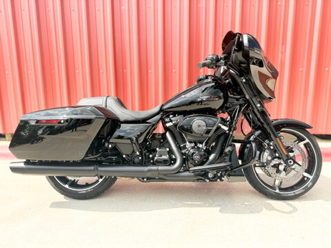2025 Harley-Davidson<sup>®</sup> Street Glide® Vivid Black - Black Finish