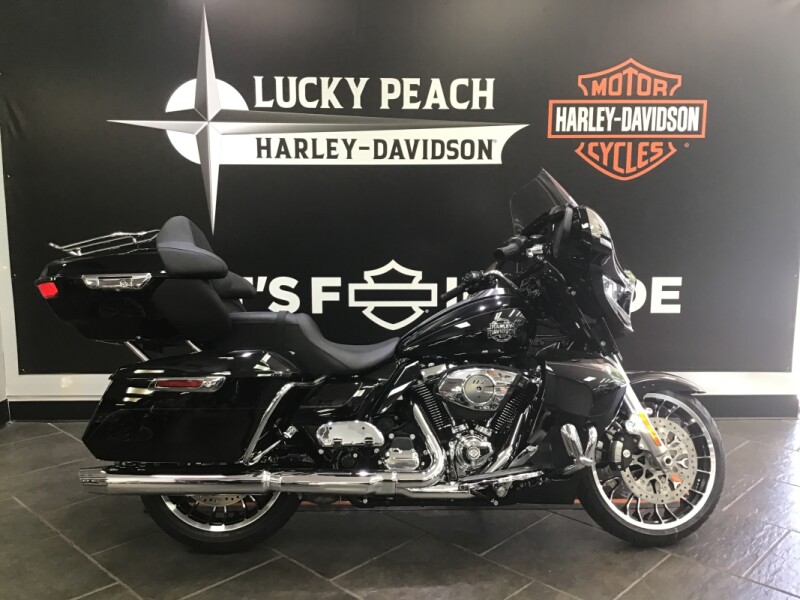2026 Harley-Davidson® Street Glide Limited Vivid Black Chrome Trim
