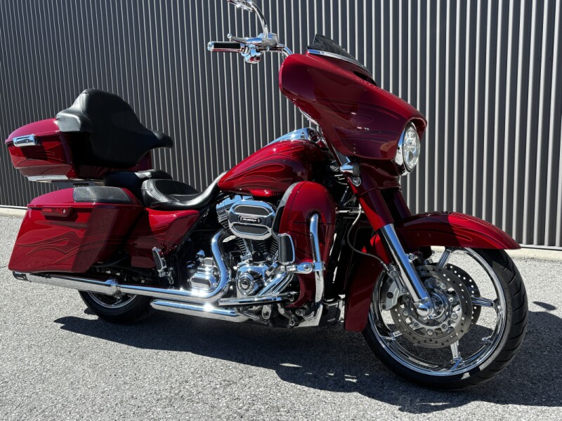 2016 Harley-Davidson® CVO™ Street Glide® Atomic Red with Candy Apple Flames