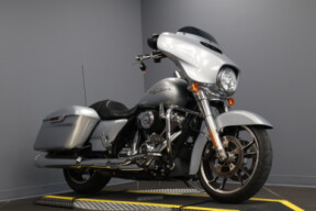 2020 Harley-Davidson® Street Glide® FLHX thumb 3