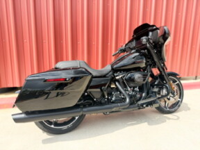 2025 Harley-Davidson<sup>®</sup> Street Glide® Vivid Black - Black Finish thumb 3