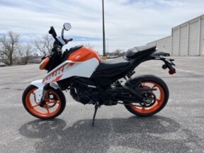 2024 KTM 250 Duke thumb 1