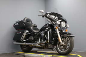 2019 Harley-Davidson® Electra Glide® Ultra Classic® FLHTCU thumb 3