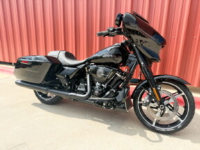 2025 Harley-Davidson<sup>®</sup> Street Glide® Vivid Black - Black Finish thumb 2