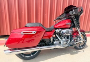 2025 Harley-Davidson<sup>®</sup> Street Glide® Brilliant Red thumb 3