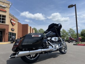 2026 Harley-Davidson® FLHX Street Glide® Vivid Black thumb 2
