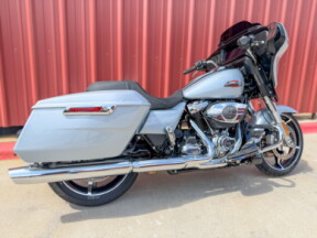 2025 Harley-Davidson<sup>®</sup> Street Glide® Atlas Silver Metallic thumb 3