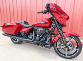 2025 Harley-Davidson® Street Glide® Brilliant Red - Black Finish thumb 3