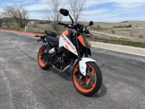 2024 KTM 250 Duke thumb 3
