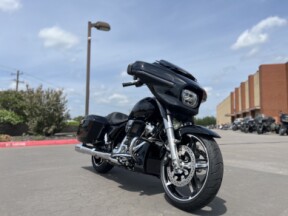 2026 Harley-Davidson® FLHX Street Glide® Vivid Black thumb 3