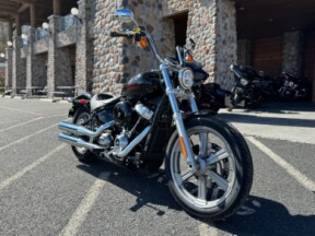 2023 Harley-Davidson® Softail® Standard Vivid Black thumb 3
