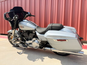 2025 Harley-Davidson<sup>®</sup> Street Glide® Atlas Silver Metallic thumb 1