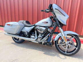 2025 Harley-Davidson<sup>®</sup> Street Glide® Atlas Silver Metallic thumb 2