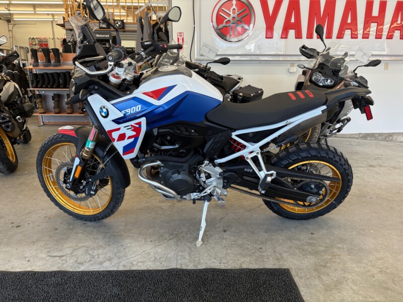 2024 BMW Motorrad F 900 GS Light White / Racing Blue / Racing Red