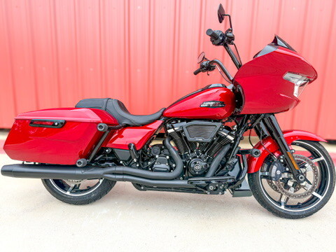 2025 Harley-Davidson<sup>®</sup> Road Glide® Brilliant Red - Black Finish