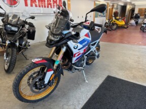 2024 BMW Motorrad F 900 GS Light White / Racing Blue / Racing Red thumb 1