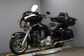 2018 Harley-Davidson® Electra Glide® Ultra Classic® FLHTCU thumb 1