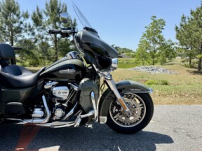 2021 Harley-Davidson® Tri Glide® Ultra FLHTCUTG thumb 1