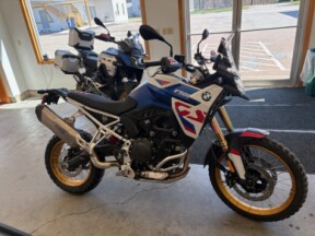 2024 BMW Motorrad F 900 GS Light White / Racing Blue / Racing Red thumb 3