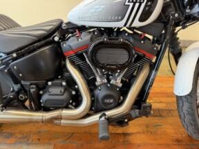 2021 Harley-Davidson® Street Bob® 122 Stone Washed White Pearl thumb 2