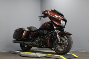 2024 Harley-Davidson® CVO™ Street Glide® FLHXSE thumb 3