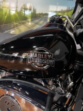 2025 Harley-Davidson® Street Glide™ Ultra VIVID BLACK W/ PINSTRIPE thumb 3